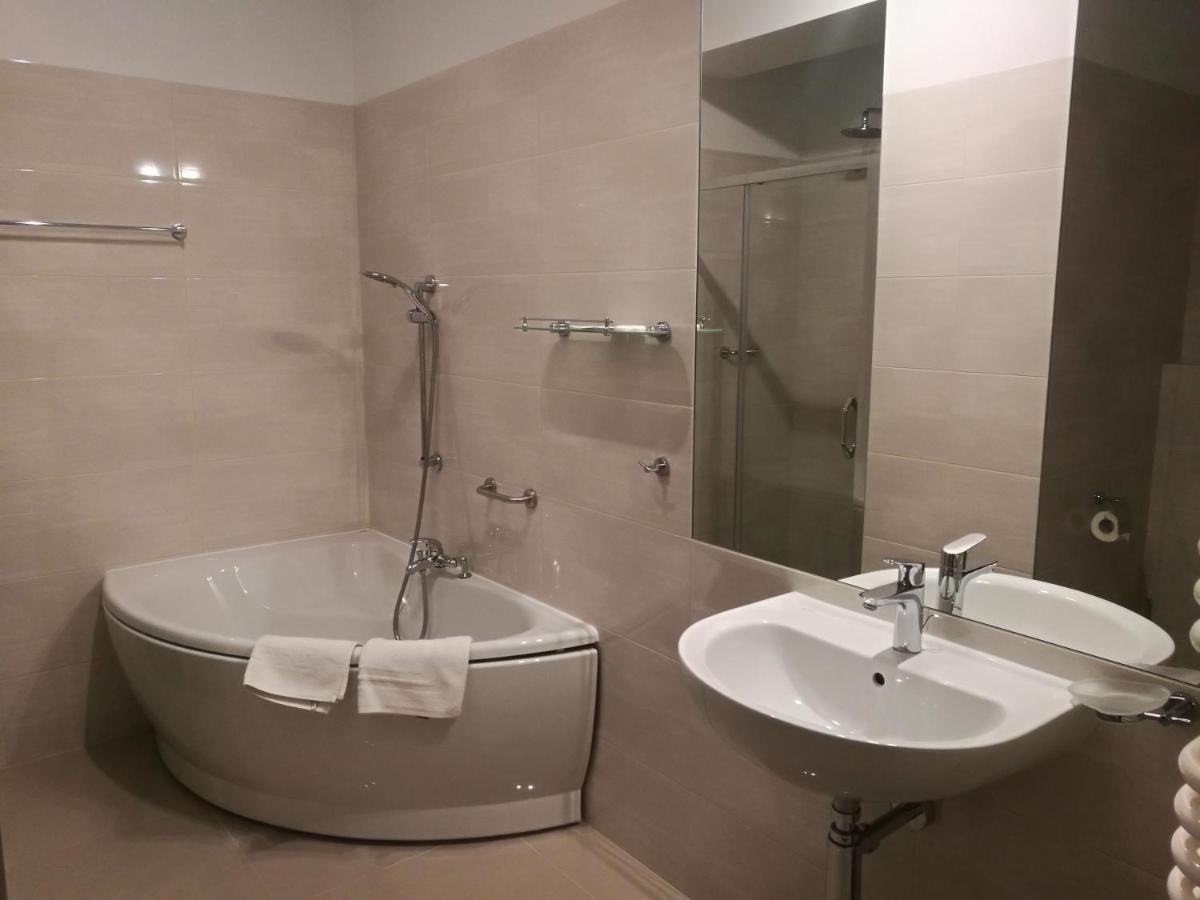 Yuca Hotel Lodz  Ngoại thất bức ảnh